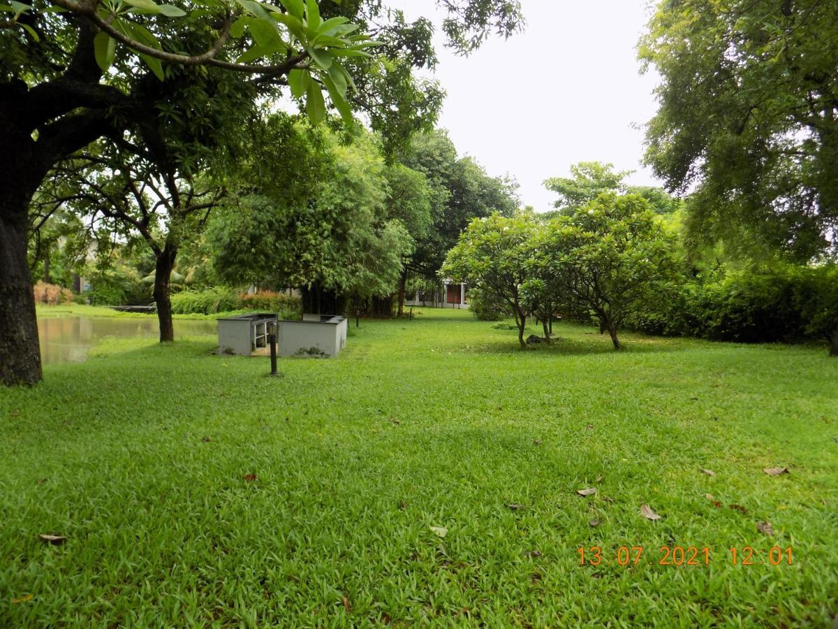 Fountainhead Hotel Alibag Bagian luar foto
